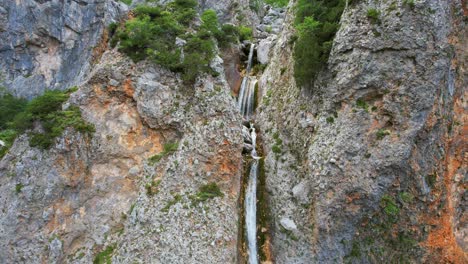 Esta-Impresionante-Cascada-Se-Encuentra-En-El-Valle-De-Logar-En-El-Norte-De-Eslovenia,-Y-Se-Llama-Rinka-Falls
