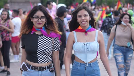 Moderna-Y-Sexy-Pareja-De-Lesbianas-Latinoamericanas-Caminando-Juntas-En-El-Centro-De-La-Ciudad