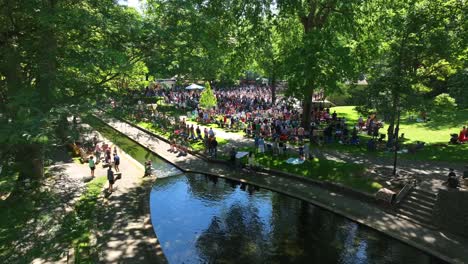 Menschenmenge-Im-Outdoor-Park-Für-Konzerttreffen