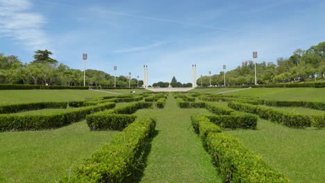 Der-Park-Von-Eduardo-VII-Bietet-Wunderbare-Ausblicke,-Die-Vom-Barockstil-Frankreichs-Inspiriert-Wurden-Und-Nicht-Von-Lokalen-Beispielen-Dafür,-Wie-Offene-Räume-In-Einem-Heißen-Klima-Genutzt-Werden