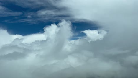 Fantastische-Pilotenperspektive,-Wie-Man-Einen-Jet-Durch-Wolken-Fliegt-Und-Dabei-Schlechtem-Wetter-Aus-Dem-Weg-Geht-Und-Einige-Kurven-4-Km-Macht