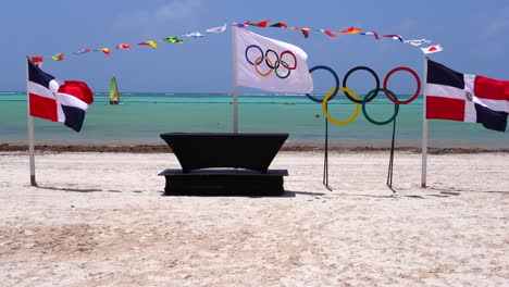 Flaggen-Der-Dominikanischen-Republik,-Der-Olympischen-Spiele-Und-Der-Internationalen-Gemeinschaft-Wehen-Im-Karibischen-Passatwind