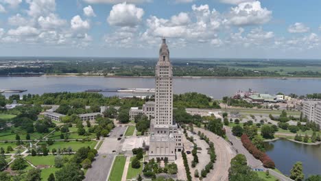 Aerial-of-Louisiana-State-Capital-building-and-surrounding-area-in-Baton-Rouge,-Louisiana