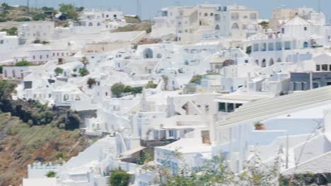 Älteres-Touristenpaar-Geht-Gemeinsam-Auf-Dem-Weg-In-Der-Nähe-Aller-Weißen-Gebäude-Auf-Den-Klippen-Der-Insel-Santorini-In-Fira,-Griechenland