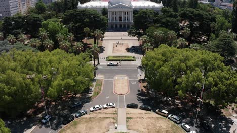 Close-up-aerial-tilting-up-shot-of-the-California-State-Capitol-building-in-Sacramento-at-daytime