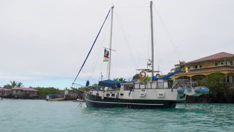 Vorbei-An-Einem-Vor-Der-Küste-Vertäuten-Segelschiff-Mit-Blick-Auf-Das-Restaurant-Isla-Grill-Auf-Santa-Cruz-Auf-Den-Galapagosinseln