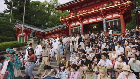 Gion-Shrine-in-Mid-Summer-Japan,-Crowds-of-People-Waiting-for-Parade-to-Begin