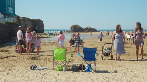 Junge-Und-Erwachsene-Verbringen-Ihre-Sommerferien-Am-Perran-Sands-Beach-In-Cornwall,-England,-Großbritannien