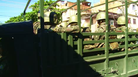 Las-Fuerzas-Militares-Se-Despliegan-En-La-Favela-De-Río-De-Janeiro-En-Un-Camión-Para-Luchar-Contra-Los-Elementos-Criminales