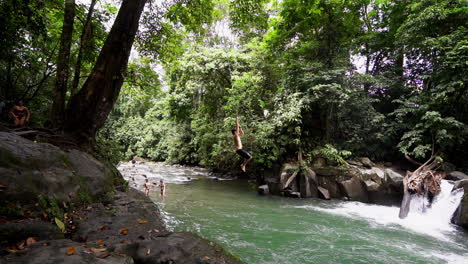 Kaukasische-Touristische-Männliche-Seilrutsche-Im-Natürlichen-Fluss-Im-Dschungel-Regenwald-Costa-Rica-Mittelamerika
