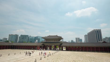 Reisende-Erkunden-Die-Antike-Koreanische-Architektur-Im-Gyeongbokgung-Palast