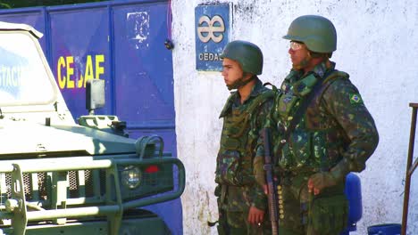 La-Policía-Militar-Armada-Con-Armas-De-Asalto-Lucha-Contra-Bandas-Criminales-En-La-Favela