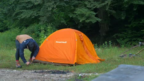 Mann-Baut-Zelt-Auf-Einem-Campingplatz-Ab-4k
