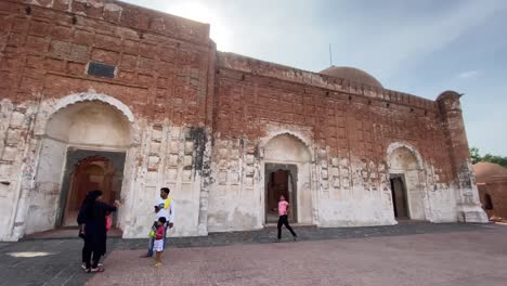 Katra-Moschee,-Eine-Archäologische-Stätte-In-Murshidabad,-Erbaut-Von-Murshid-Quli-Khan