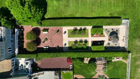 Top-Down-Ansicht-Von-Gepflegten-Gärten-Und-Der-Rückseite-Von-Hinterhofhäusern,-Perfekt-Gepflegt