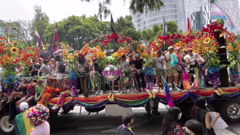 Gedrehtes-Video-Von-Party,-Menschen-Und-Bussen-Mit-Farbenfroher-Kleidung-Bei-Der-Pride-Parade-Im-Juni-In-Mexiko-Stadt