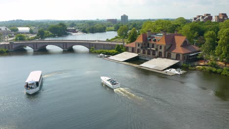 Boote,-Die-Im-Sommer-An-Harvards-Bootshaus-Am-Charles-River-Vorbeifahren