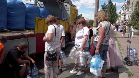Mykolajiw-Bewohner-Stehen-Für-Trinkwasser-An-Einem-Notversorgungslastwagen-An,-Nachdem-Die-Hauptversorgung-Während-Des-Russischen-Krieges-In-Der-Ukraine-Kontaminiert-Wurde