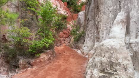 Hiking-the-sandy-Canyon-floor-at-Providence-Canyon-State-Park-Lumpkin-Georgia,-admiring-the-formations-and-views-along-the-way