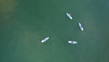 Playa-Tranquila-Con-Turistas-Surfeando-En-Orlowo-En-Gdynia,-Polonia