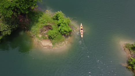 Tiro-De-Dron-De-Kayak-En-El-Agua-Del-Lago-Azul-En-Un-Día-Soleado