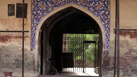 Blick-Auf-Den-Torbogeneingang-Zur-Masjid-Wazir-Khan-Mit-Gerüsten-An-Den-Seiten