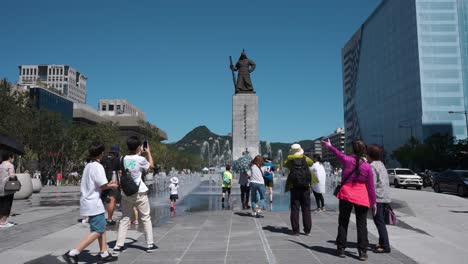 Famoso-Punto-De-Referencia-En-Seúl-En-Gwanghwamun-Plaza---Estatua-Del-Almirante-Yi-Sun-sin
