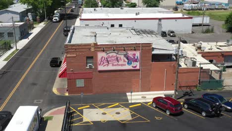 Arthur-Bryant's-barbeque-restaurant-side-of-building-in-Kansas-City,-Missouri-with-drone-video-pulling-out