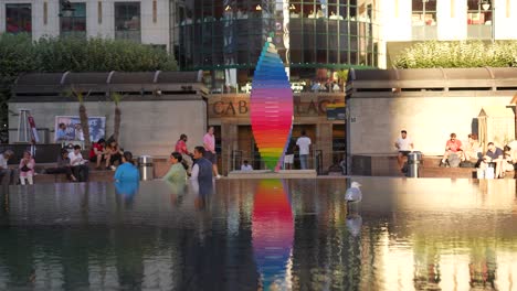Canary-Wharf,-London,-England,-Juni-2022,-Pride-Tribute-Skulptur,-Die-Sich-Am-Cabot-Square-Brunnen-Dreht,-Wobei-Die-Spiegelung-über-Das-Wasser-Zurückgespielt-Wird