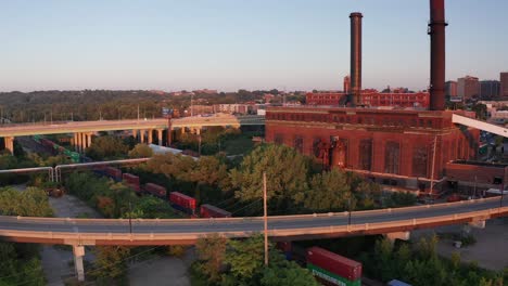 Luftaufnahme-Einer-Ziegelfabrik-Mit-Einem-Vorbeifahrenden-Güterzug-In-Kansas-City,-Missouri-Bei-Sonnenuntergang