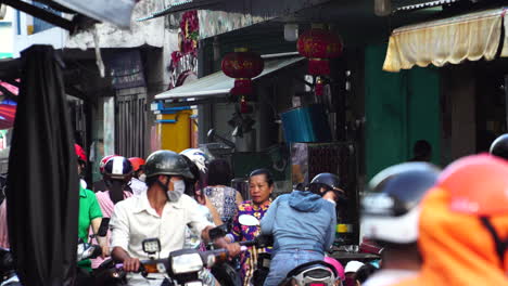 Calle-Del-Mercado-Vietnamita-Con-Vendedores-Charlando-Y-Gente-Conduciendo-Con-Sus-Bicicletas