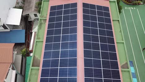 Panel-De-Celdas-Solares-Limpio-Y-Nuevo-En-Techo-Rojo,-Antena