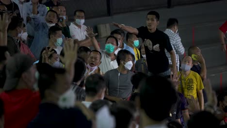 Espectadores-Apostando-En-El-Estadio-Rajadamnern-Después-De-Salir-Del-Estadio-Muay-Thai-En-Bangkok,-Tailandia