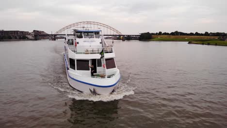 Luftparallaxe-Um-Den-Vorderen-Bug-Des-Partyschiffs-„Smaragd1“,-Das-Am-Fluss-Noord-Vorbeifährt