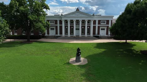 Thomas-Jefferson-statue-on-campus-grounds-at-UVA