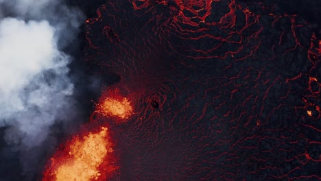 Brennende-Lava-Auf-Der-Erdoberfläche,-Aktiver-Spaltvulkan,-Der-Magma-Spuckt,-Lavafluss,-Luftaufnahme-Von-Oben-Nach-Unten