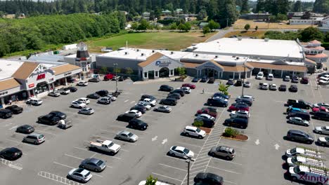 Aerial-shot-of-the-Freeland,-WA-main-shopping-center-on-a-warm-sunny-day