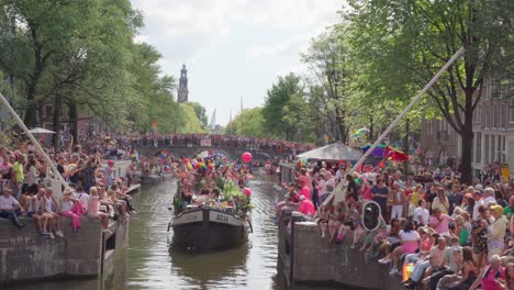Menge-Von-LGBTQ-Anhängern-Feiert-Stolz-In-Amsterdam