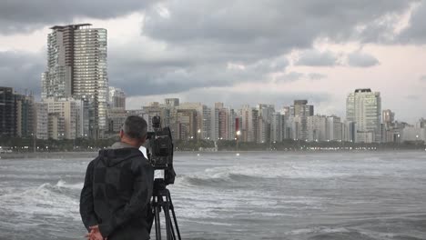 Periodista-De-Prensa-Brasileña-Filma-El-Paisaje-Urbano-De-Santos-Durante-La-Marea-Alta-Del-Nivel-Del-Mar