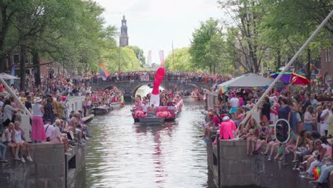 Celebración-Del-Orgullo-Con-Banderas-Del-Arco-Iris-Y-Globos-En-Amsterdam,-Países-Bajos