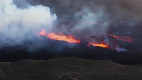 Gefährliche-Geothermische-Landschaft-Mit-Geschmolzener-Lava,-Die-Von-Der-Erdoberfläche-Spuckt,-Fagradalsfjall,-Island