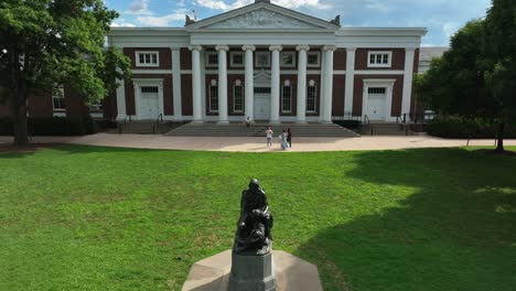 Controvertida-Estatua-De-Thomas-Jefferson-En-El-Campus-De-Uva,-Terrenos-De-La-Universidad-De-Virginia