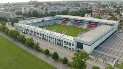 Drone-Orbita-Alrededor-De-La-Cancha-Del-Club-De-Fútbol-De-Cracovia,-Estadio-Marshal-Jozef-Pilsudski