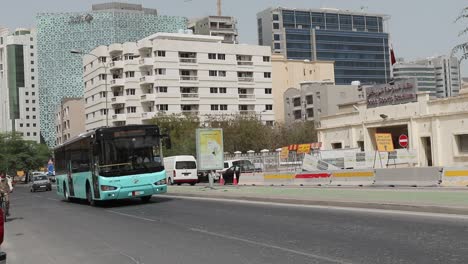 Una-Vista-Del-Servicio-De-Autobús-De-Transporte-Público-De-Karwa-Que-Conecta-Todos-Los-Principales-Destinos-En-Qatar