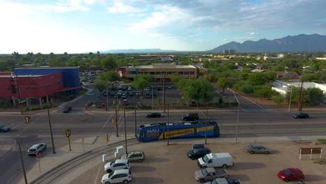 Amplia-Toma-De-Drones-Siguiendo-El-Tranvía-Sun-Link-En-Tucson,-Arizona