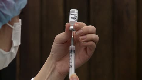 Füllen-Einer-Spritze-Mit-Dem-Covid-Impfstoff