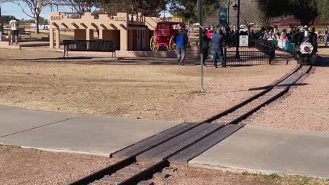 El-Tren-De-Vapor-Dobla-La-Esquina-En-El-Parque-Ferroviario-Mccormick--stillman,-Scottsdale,-Arizona
