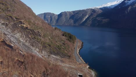 Tunnel,-Der-Direkt-Durch-Einen-Erdrutsch-Im-Eidfjord-In-Norwegen-Führt---Wunderschöne-Berglandschaft-Mit-Fjord-Im-Hintergrund---Norwegen