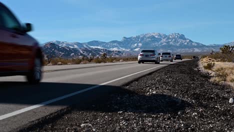 Coches-Conduciendo-Por-La-Carretera-De-Montaña-Hasta-El-área-Recreativa-De-Lee-Canyon