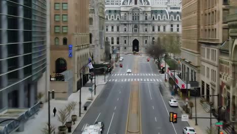 Vista-Aérea-Sobre-Una-Calle-Tranquila-Hacia-El-Ayuntamiento-De-Filadelfia---Inclinación,-Disparo-De-Drones